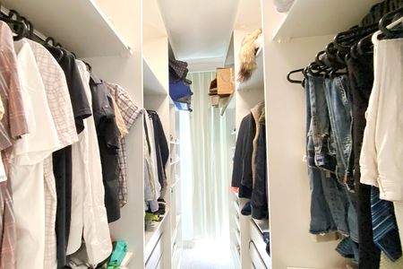 Apartamento à venda com 180m², 4 quartos e 3 vagas Apartamento à venda com 180m², 4 quartos e 3 vagasCloset da suíte