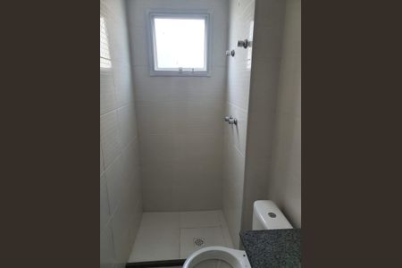 Banheiro de apartamento para alugar com 2 quartos, 50m² em Jardim Tropical, Nova Iguaçu