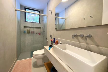 Casa de condomínio à venda com 450m², 3 quartos e 4 vagasBanheiro