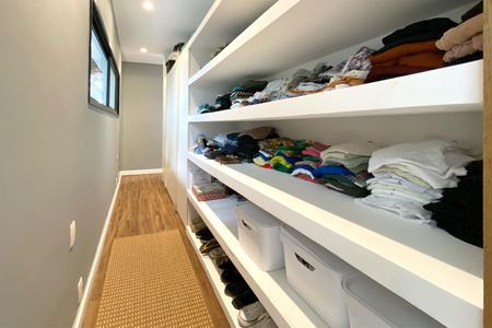 Casa de condomínio à venda com 450m², 3 quartos e 4 vagasCloset da suíte
