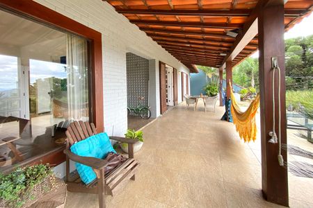 Casa de condomínio à venda com 450m², 3 quartos e 4 vagasVaranda