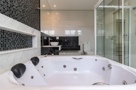 Casa de condomínio para alugar com 529m², 4 quartos e 9 vagasBanheiro da Suíte 4