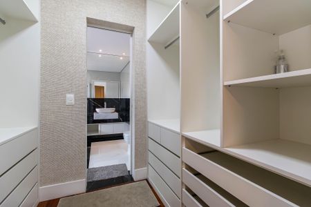 Casa de condomínio para alugar com 529m², 4 quartos e 9 vagasCloset da suíte 4