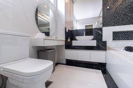 Casa de condomínio para alugar com 529m², 4 quartos e 9 vagasBanheiro da Suíte 4