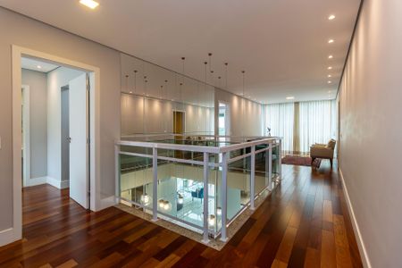 Casa de condomínio para alugar com 529m², 4 quartos e 9 vagasCorredor