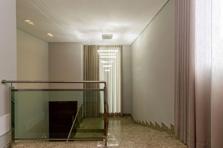 Casa de condomínio para alugar com 529m², 4 quartos e 9 vagasEscadas