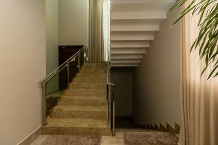 Casa de condomínio para alugar com 529m², 4 quartos e 9 vagasEscadas