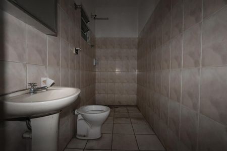 Banheiro de casa para alugar com 3 quartos, 100m² em Parque Bristol, São Paulo