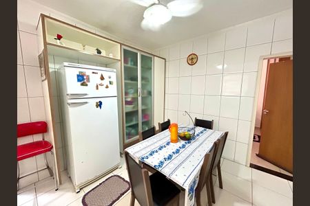 Casa à venda com 257m², 6 quartos e 6 vagas Casa à venda com 257m², 6 quartos e 6 vagasCozinha Casa 1