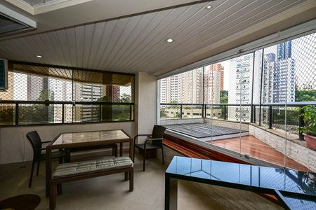 Apartamento à venda com 213m², 4 quartos e 3 vagasVaranda