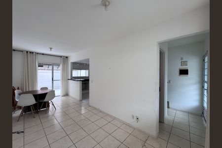 Sala de casa de condomínio para alugar com 3 quartos, 82m² em Vargem Pequena, Rio de Janeiro