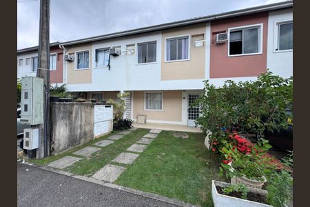 Casa de condomínio para alugar com 82m², 3 quartos e 1 vaga Casa de condomínio para alugar com 82m², 3 quartos e 1 vagaFachada