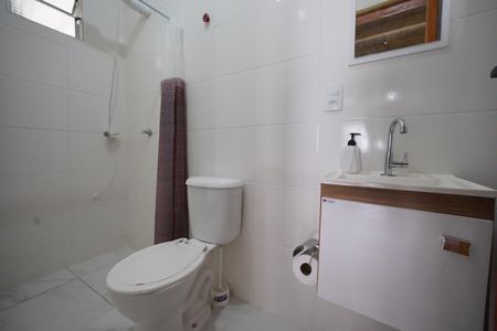 Banheiro de kitnet/studio para alugar com 1 quarto, 31m² em Potecas, São José