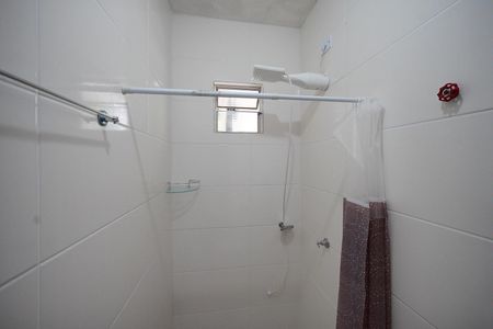 Banheiro de kitnet/studio para alugar com 1 quarto, 31m² em Potecas, São José