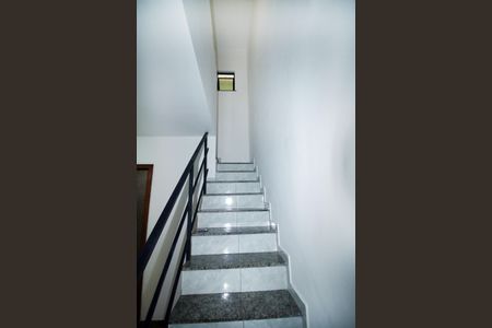 Casa para alugar com 63m², 2 quartos e 1 vagaEscada