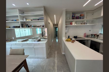 Casa à venda com 390m², 4 quartos e 3 vagasCorredor