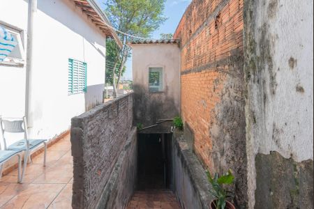 Casa à venda com 140m², 2 quartos e 2 vagas Casa à venda com 140m², 2 quartos e 2 vagasEscada