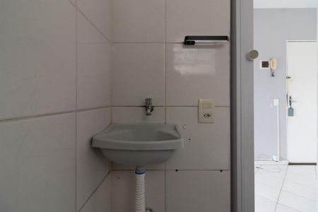 Banheiro de kitnet/studio para alugar com 1 quarto, 15m² em Parque Paineiras, São Paulo