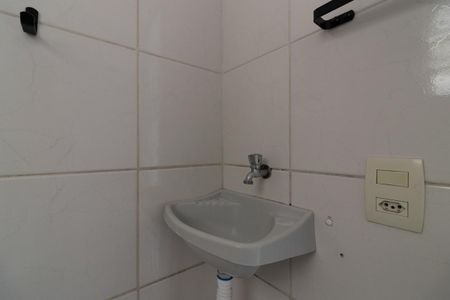 Banheiro de kitnet/studio para alugar com 1 quarto, 15m² em Parque Paineiras, São Paulo