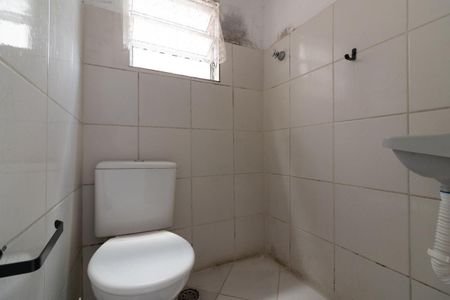 Banheiro de kitnet/studio para alugar com 1 quarto, 15m² em Parque Paineiras, São Paulo