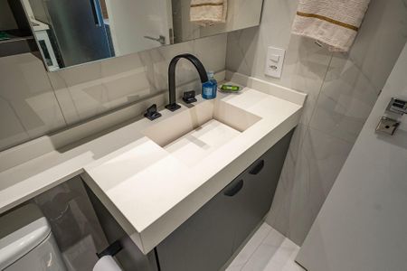 Banheiro de kitnet/studio para alugar com 1 quarto, 26m² em Pinheiros, São Paulo