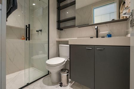 Banheiro de kitnet/studio para alugar com 1 quarto, 26m² em Pinheiros, São Paulo