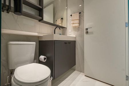 Banheiro de kitnet/studio para alugar com 1 quarto, 26m² em Pinheiros, São Paulo