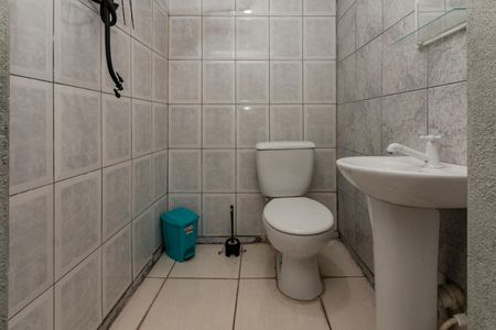 Casa para alugar com 180m², 3 quartos e 5 vagas Casa para alugar com 180m², 3 quartos e 5 vagasBanheiro de Serviço