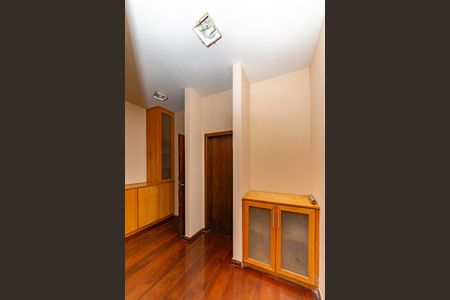 Casa para alugar com 309m², 4 quartos e 3 vagas Casa para alugar com 309m², 4 quartos e 3 vagasCorredor