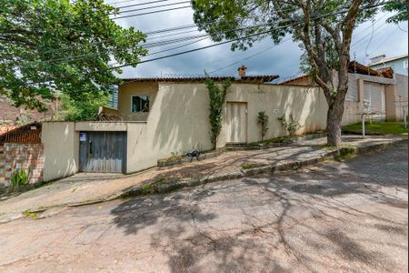 Casa para alugar com 309m², 4 quartos e 3 vagas Casa para alugar com 309m², 4 quartos e 3 vagasFachada