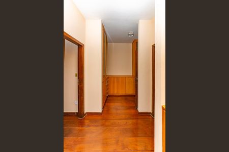 Casa para alugar com 309m², 4 quartos e 3 vagas Casa para alugar com 309m², 4 quartos e 3 vagasCorredor