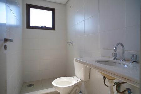 Banheiro suíte  de apartamento à venda com 2 quartos, 63m² em Jardim do Salso, Porto Alegre