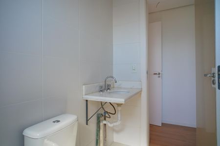 Banheiro suíte  de apartamento à venda com 2 quartos, 63m² em Jardim do Salso, Porto Alegre