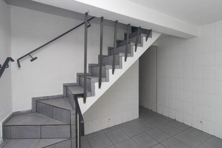 Escada de casa para alugar com 2 quartos, 52m² em Parada Inglesa, São Paulo