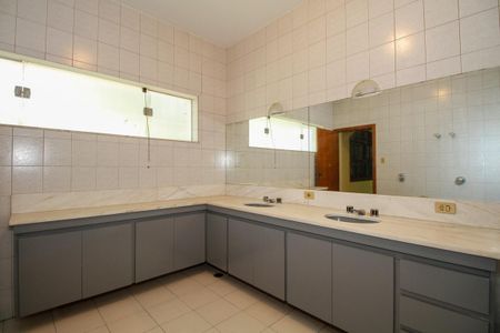 Casa à venda com 217m², 3 quartos e 3 vagasBanheiro da Suíte