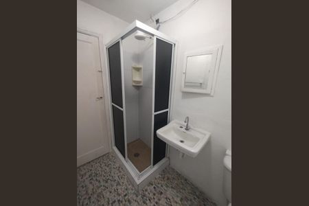 Banheiro de apartamento para alugar com 1 quarto, 42m² em Vila Tupi, Praia Grande