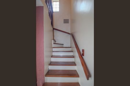 Casa de condomínio para alugar com 74m², 2 quartos e 1 vagaEscada