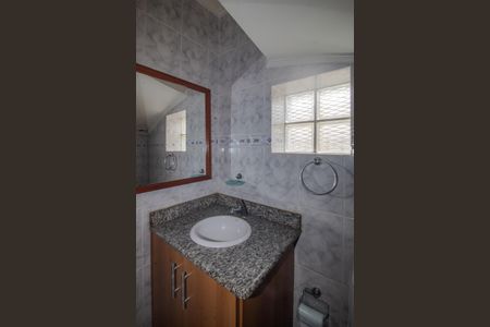 Banheiro de casa de condomínio para alugar com 2 quartos, 74m² em Aberta dos Morros, Porto Alegre