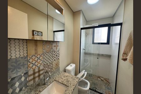 Banheiro de apartamento para alugar com 1 quarto, 46m² em Empresarial 18 do Forte, Barueri
