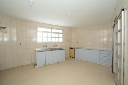 Casa à venda com 431m², 6 quartos e 4 vagasCOZINHA