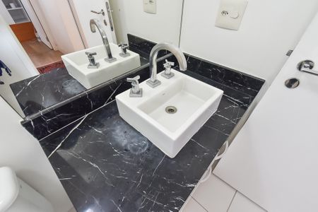 Apartamento à venda com 94m², 2 quartos e 2 vagasBanheiro 
