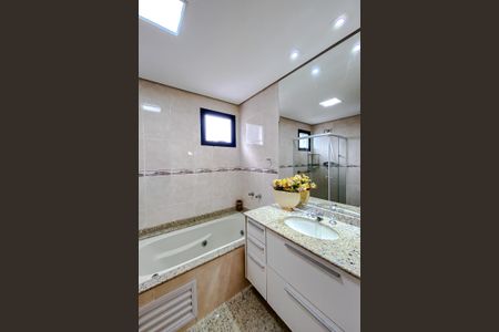 Apartamento à venda com 120m², 4 quartos e 3 vagasBanheiro da Suíte