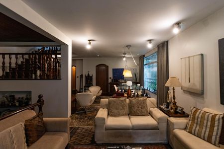 Casa à venda com 384m², 4 quartos e 2 vagas Casa à venda com 384m², 4 quartos e 2 vagasSala