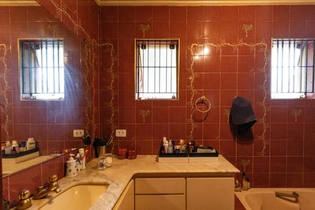 Casa à venda com 384m², 4 quartos e 2 vagas Casa à venda com 384m², 4 quartos e 2 vagasBanheiro da Suíte 1