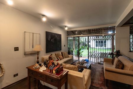 Casa à venda com 384m², 4 quartos e 2 vagas Casa à venda com 384m², 4 quartos e 2 vagasSala