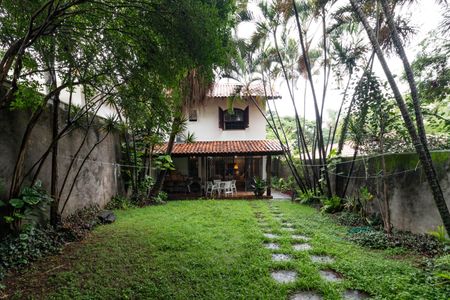 Casa à venda com 384m², 4 quartos e 2 vagas Casa à venda com 384m², 4 quartos e 2 vagasQuintal