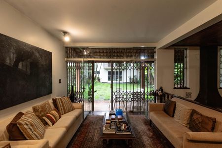 Casa à venda com 384m², 4 quartos e 2 vagas Casa à venda com 384m², 4 quartos e 2 vagasSala