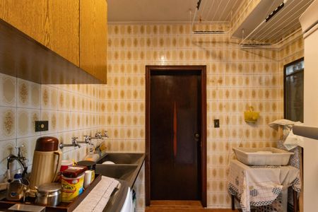 Casa à venda com 384m², 4 quartos e 2 vagas Casa à venda com 384m², 4 quartos e 2 vagasÁrea de Serviço