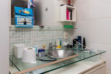 Banheiro de apartamento à venda com 1 quarto, 45m² em Teresópolis, Porto Alegre