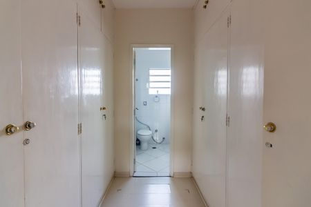 Casa de condomínio à venda com 384m², 4 quartos e 4 vagas Casa de condomínio à venda com 384m², 4 quartos e 4 vagasCloset